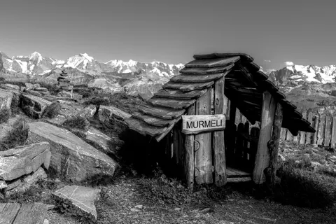 Mountain Cabin 4K Wallpaper · mountains · 3840×2558