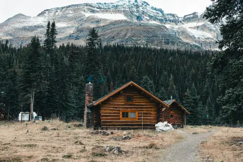 Mountain Cabin 4K Wallpaper · mountains · 3840×2561
