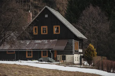 Mountain Cabin 4K Wallpaper · mountains · 3840×2553
