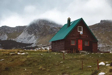 Mountain Cabin 4K Wallpaper · mountains · 3840×2560