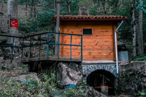 Mountain Cabin 4K Wallpaper · mountains · 3840×2560