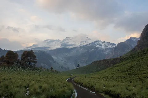 خلفية الجبال بدقة 4K · mountains · 3840×2560