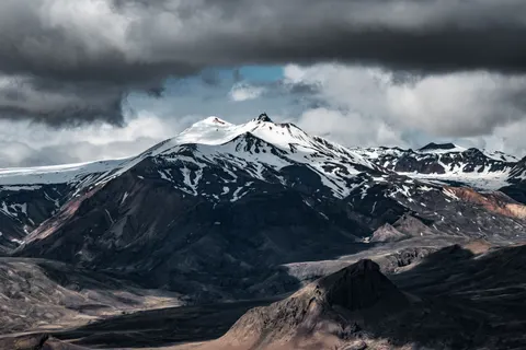Snowy Volcano 4K Wallpaper · mountains · 3840×2560