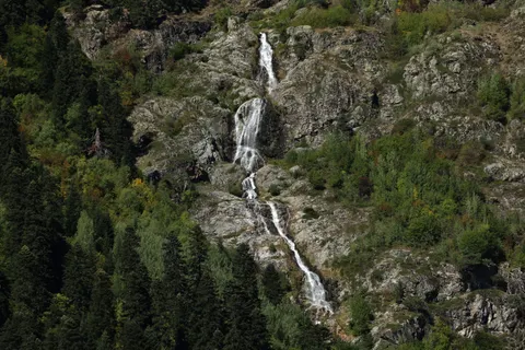 Valley Waterfall 4K Wallpaper · mountains · 3840×2560