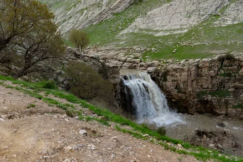 Valley Waterfall 4K Wallpaper · mountains · 3840×2560
