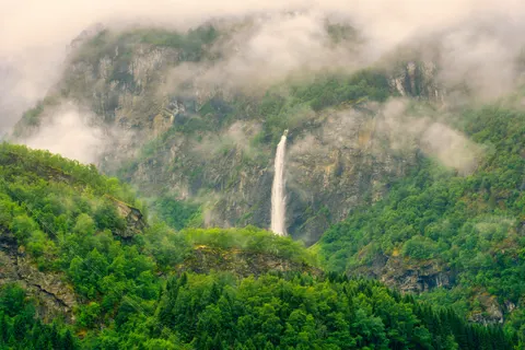 Valley Waterfall 4K Wallpaper · mountains · 3840×2561