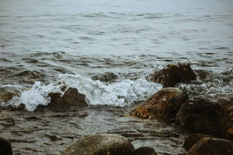 Rocky Shore 4K Wallpaper · ocean · 3840×2560