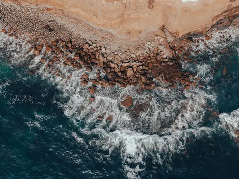 Rotsachtige kust 4K-achtergrond · ocean · 3840×2880