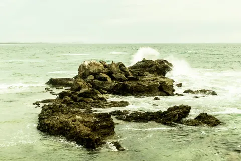Rocky Shore 4K Wallpaper · ocean · 3840×2560