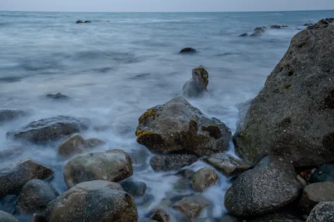 Rocky Shore 4K Wallpaper · ocean · 3840×2560