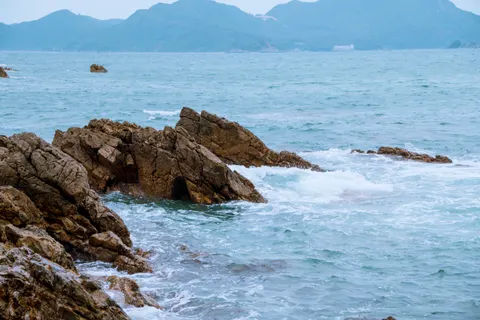 Fond d'écran Côte rocheuse 4K · ocean · 3840×2560