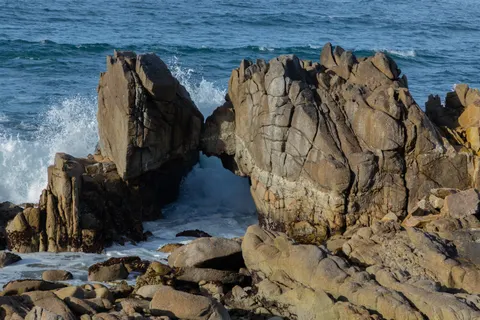 Rocky Shore 4K Wallpaper · ocean · 3840×2560