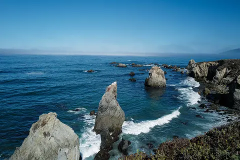 Rocky Shore 4K Wallpaper · ocean · 3840×2562