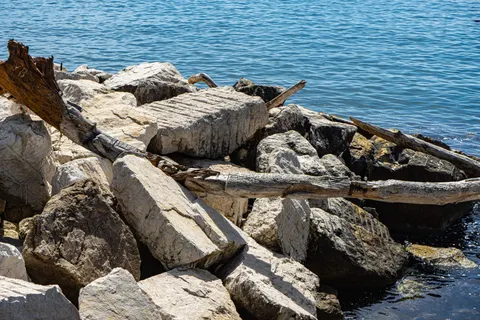 Rocky Shore 4K Wallpaper · ocean · 3840×2563