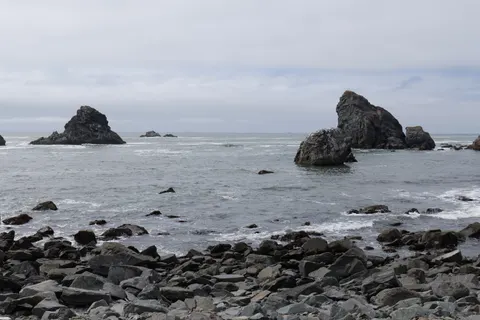 Rocky Shore 4K Wallpaper · ocean · 3840×2560