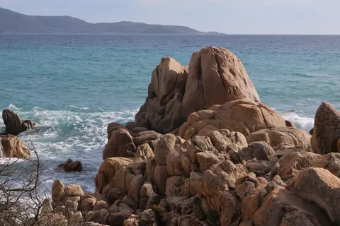 Kayalık Kıyı 4K Duvar Kağıdı · ocean · 3840×2560