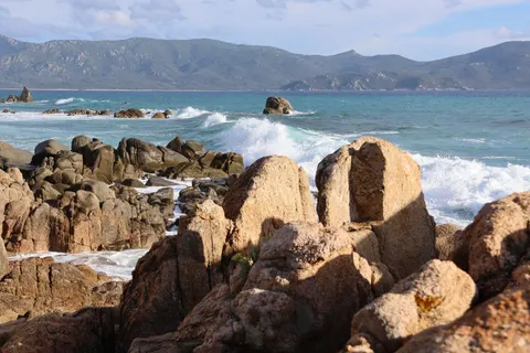 Rocky Shore 4K Wallpaper · ocean · 3840×2560