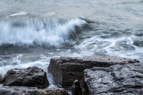 Rocky Shore 4K Wallpaper · ocean · 3840×2560