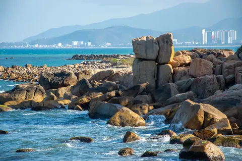 Rocky Shore 4K Wallpaper · ocean · 3840×2553