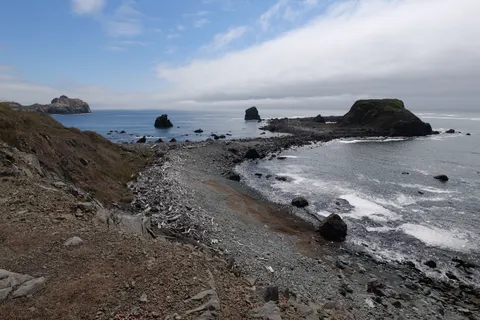 Rocky Shore 4K Wallpaper · ocean · 3840×2560