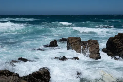 Fondo de pantalla Costa rocosa 4K · ocean · 3840×2563