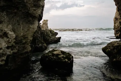 Rocky Shore 4K Wallpaper · ocean · 3840×2560