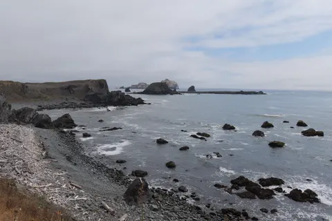 Rocky Shore 4K Wallpaper · ocean · 3840×2560