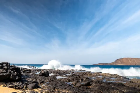 Rocky Shore 4K Wallpaper · ocean · 3840×2560