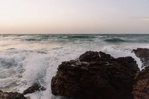 Rocky Shore 4K Wallpaper · ocean · 3840×2561