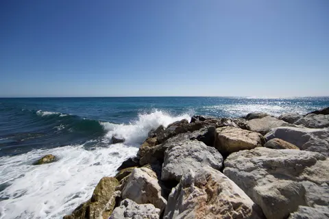 Rocky Shore 4K Wallpaper · ocean · 3840×2560