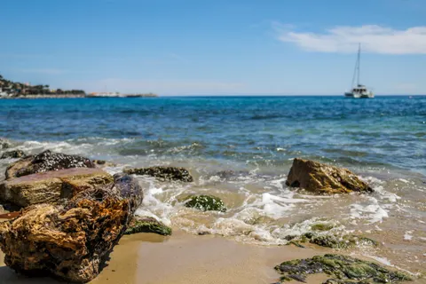 Rocky Shore 4K Wallpaper · ocean · 3840×2560