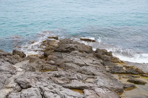 Rocky Shore 4K Wallpaper · ocean · 3840×2560