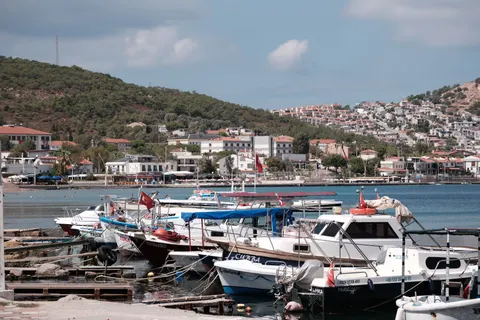 Coastal Harbor 4K Wallpaper · ocean · 3840×2560