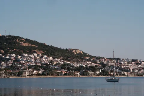 Coastal Harbor 4K Wallpaper · ocean · 3840×2560
