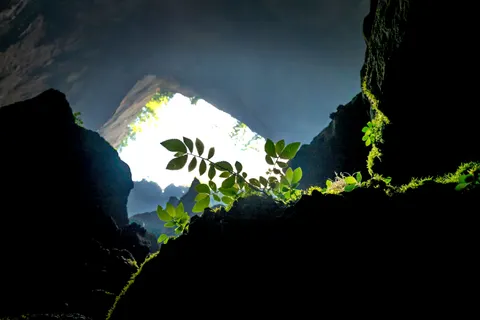 Sea Cave 4K Wallpaper · ocean · 3840×2560