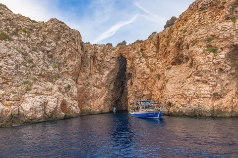 Sea Cave 4K Wallpaper · ocean · 3840×2560
