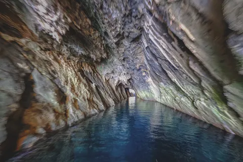 والپیپر غار دریایی با کیفیت 4K · ocean · 3840×2560