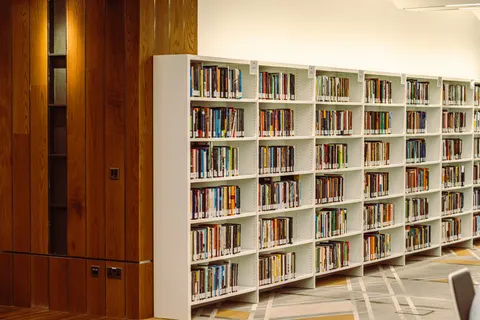 خلفية مكتبة فخمة بدقة 4K · architecture · 3840×2560