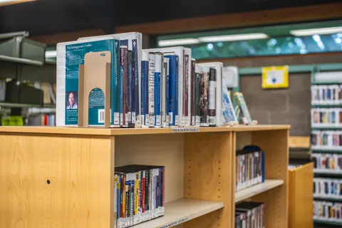 خلفية مكتبة فخمة بدقة 4K · architecture · 3840×2560