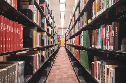 خلفية مكتبة فخمة بدقة 4K · architecture · 3840×2555