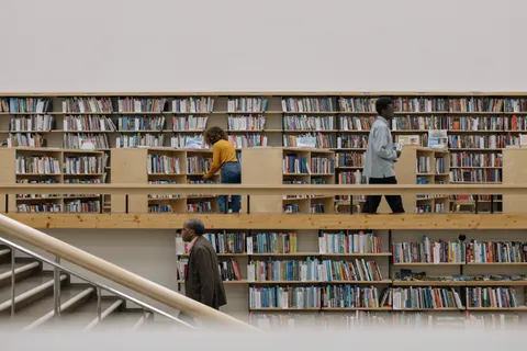 خلفية مكتبة فخمة بدقة 4K · architecture · 3840×2560