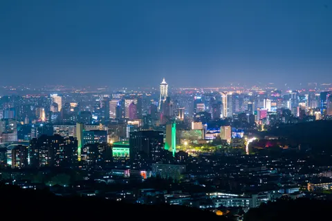 夜晚城市天际线 4K壁纸 · city · 3840×2555