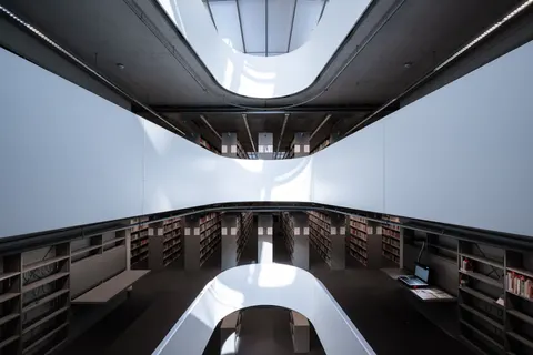 خلفية مكتبة فخمة بدقة 4K · architecture · 3840×2560