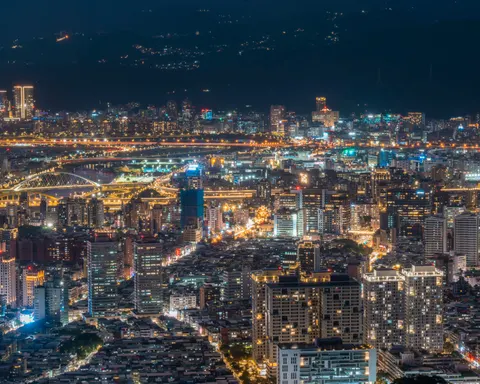 Fondo de pantalla Horizonte urbano nocturno 4K · city · 3840×3072
