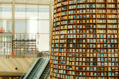 خلفية مكتبة فخمة بدقة 4K · architecture · 3840×2560