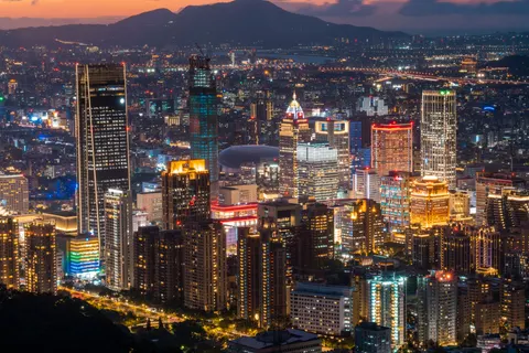 Papel de parede Horizonte urbano à noite 4K · city · 3840×2561