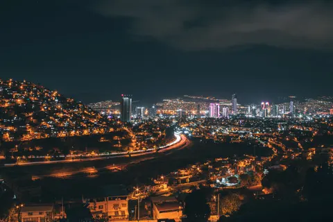 خلفية أفق المدينة ليلاً بدقة 4K · city · 3840×2560