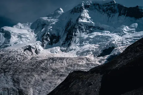 Snow Leopard 4K Wallpaper · animals · 3840×2560
