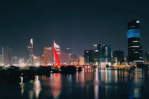 خلفية أفق المدينة ليلاً بدقة 4K · city · 3840×2560