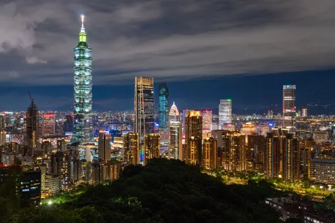 Skyline bei Nacht 4K Hintergrundbild · city · 3840×2561